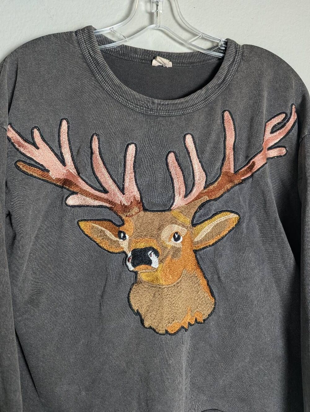 Tiny Anthropologie reindeer embroidered gray crop top cotton sweatshirt women M - Picture 3 of 5